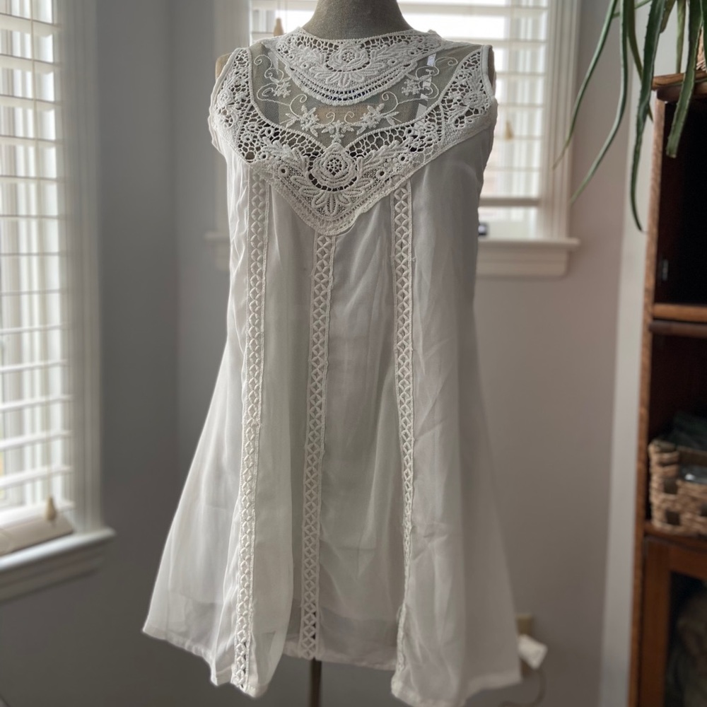 NWT Lovely Off White Embroidered Sleeveless Top M - Picture 3 of 16
